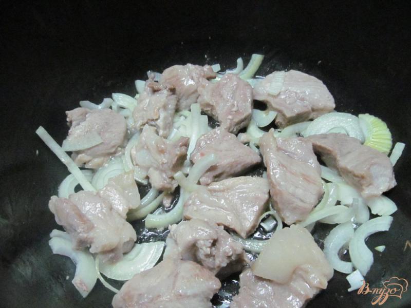Фото приготовление рецепта: Свинина с овощами и рисом в мультиварке шаг №3