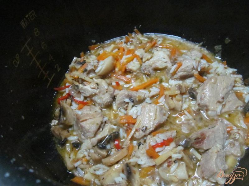 Фото приготовление рецепта: Свинина с овощами и рисом в мультиварке шаг №7