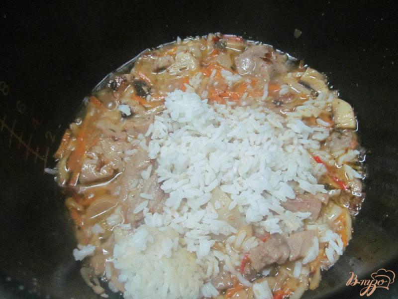 Фото приготовление рецепта: Свинина с овощами и рисом в мультиварке шаг №6