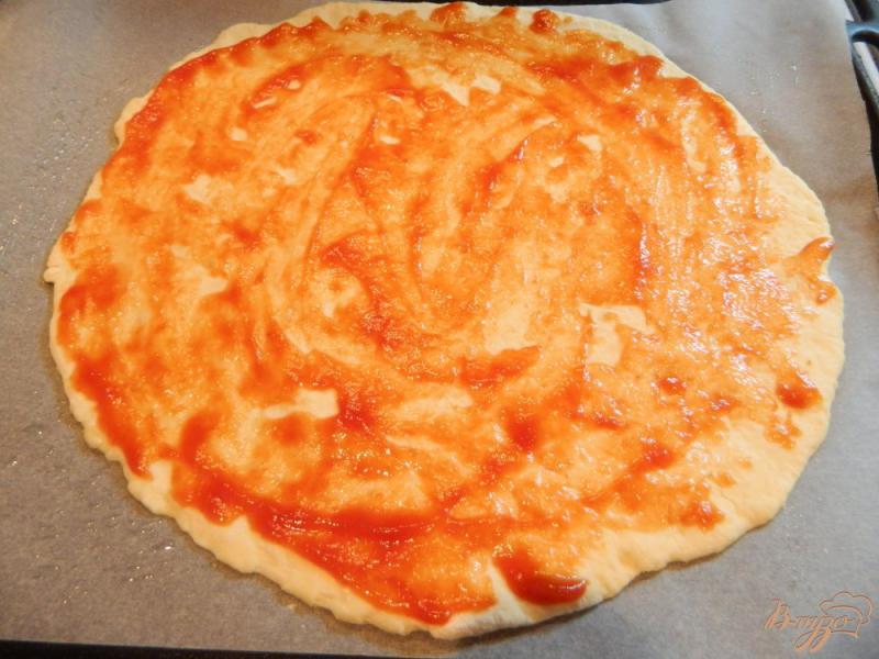 Фото приготовление рецепта: Пицца с помидорами, перцем и грибами шаг №7