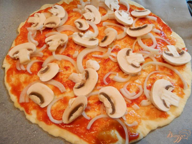 Фото приготовление рецепта: Пицца с помидорами, перцем и грибами шаг №8