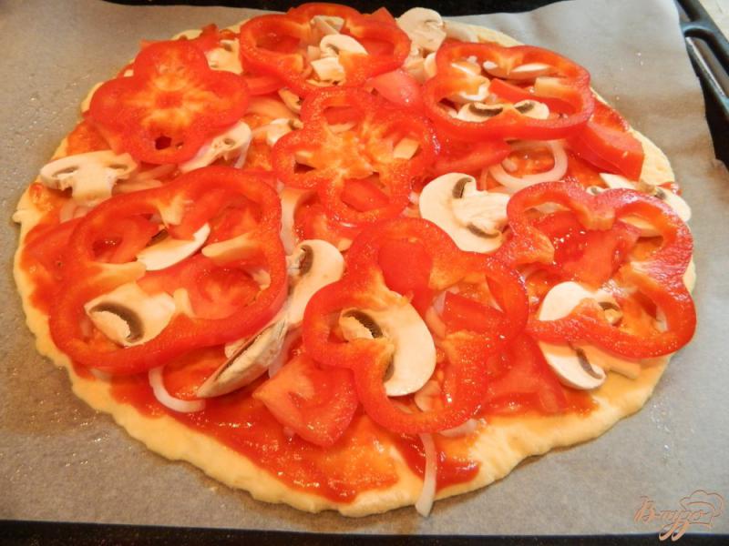 Фото приготовление рецепта: Пицца с помидорами, перцем и грибами шаг №9