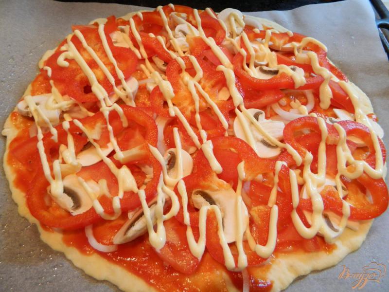 Фото приготовление рецепта: Пицца с помидорами, перцем и грибами шаг №10