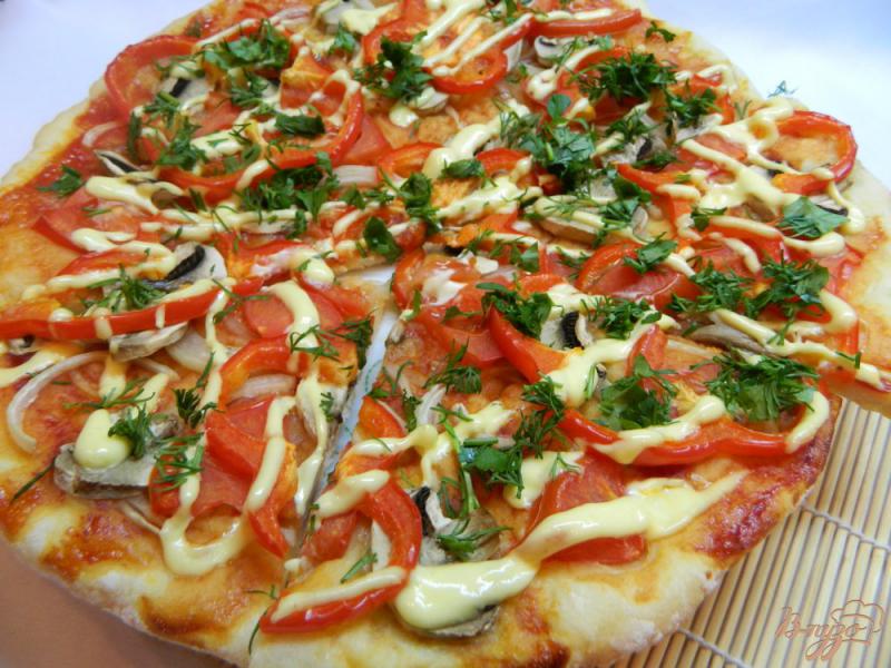 Фото приготовление рецепта: Пицца с помидорами, перцем и грибами шаг №11