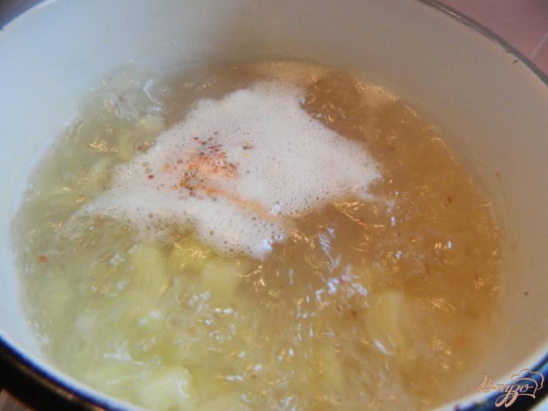 Фото приготовление рецепта: Зеленый борщ с щавелем и яйцом шаг №5