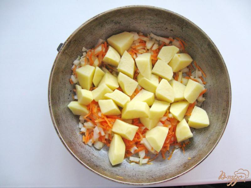Фото приготовление рецепта: Тушеная капуста с картофелем и сосисками шаг №2