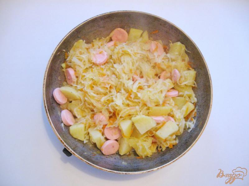 Фото приготовление рецепта: Тушеная капуста с картофелем и сосисками шаг №5