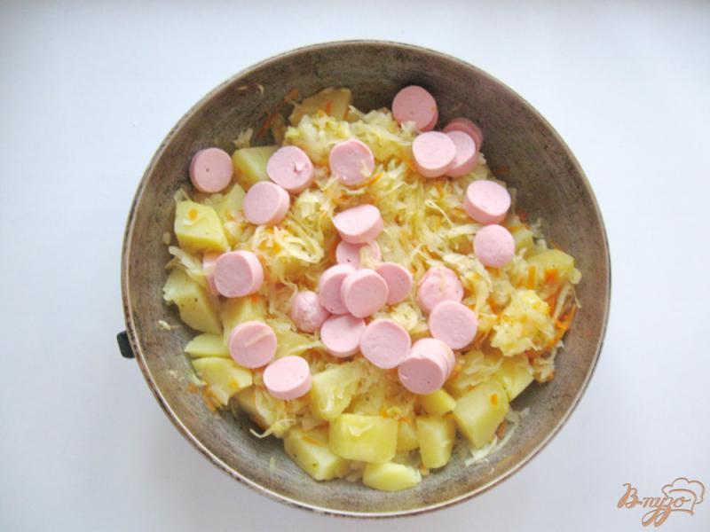 Фото приготовление рецепта: Тушеная капуста с картофелем и сосисками шаг №4