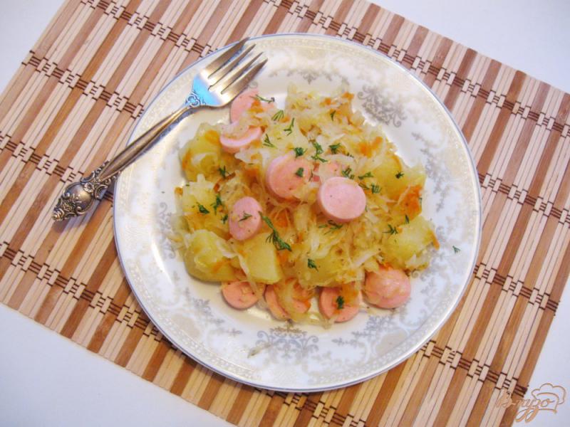 Фото приготовление рецепта: Тушеная капуста с картофелем и сосисками шаг №6
