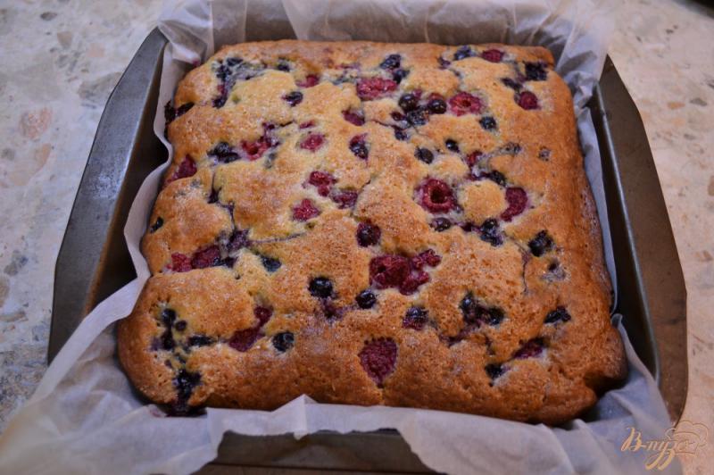 Фото приготовление рецепта: Быстрый медовый пирог с ягодами шаг №6