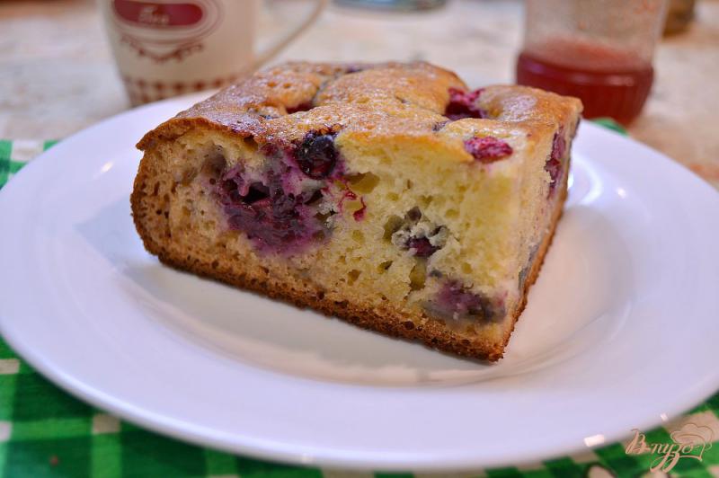 Фото приготовление рецепта: Быстрый медовый пирог с ягодами шаг №7