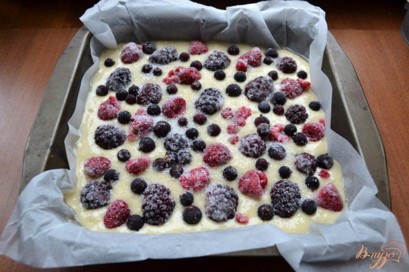 Фото приготовление рецепта: Быстрый медовый пирог с ягодами шаг №5