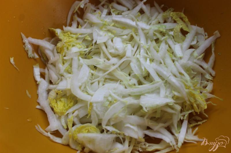 Фото приготовление рецепта: Салат « Трио капусты» шаг №2