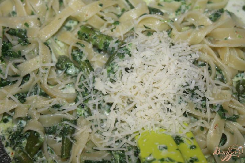 Фото приготовление рецепта: Тальятелле со спаржевой фасолью и шпинатом шаг №5