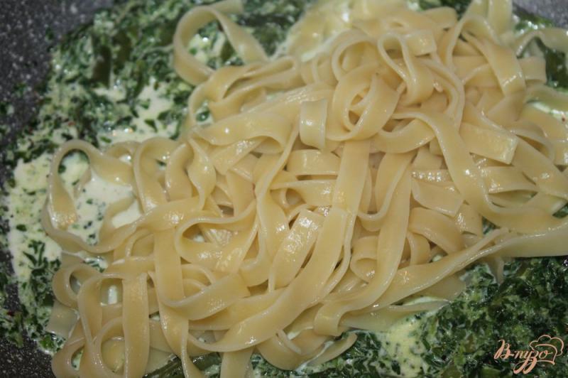 Фото приготовление рецепта: Тальятелле со спаржевой фасолью и шпинатом шаг №4