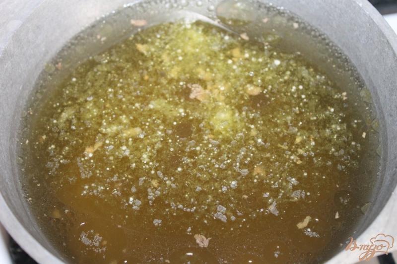 Фото приготовление рецепта: Суп на курином бульоне с макаронами и свиными фрикадельками шаг №1