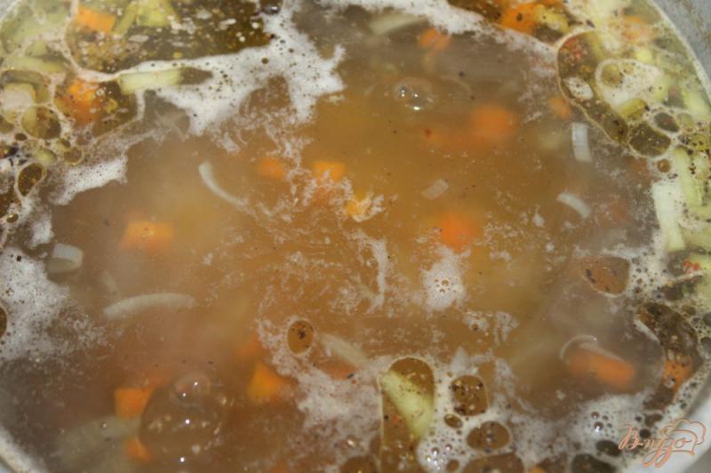 Фото приготовление рецепта: Суп на курином бульоне с макаронами и свиными фрикадельками шаг №3
