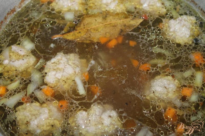 Фото приготовление рецепта: Суп на курином бульоне с макаронами и свиными фрикадельками шаг №4