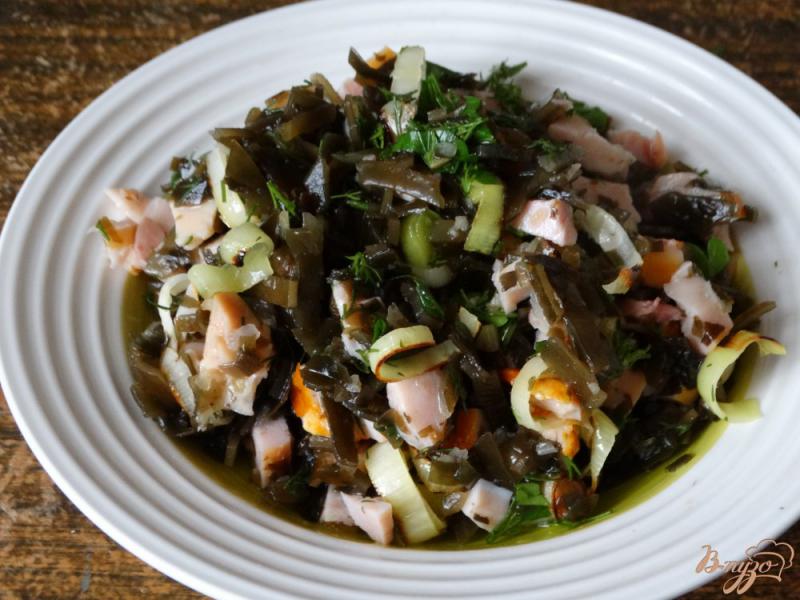 Фото приготовление рецепта: Салат с копченой курицей и морской капустой шаг №5