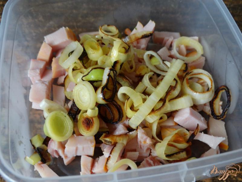 Фото приготовление рецепта: Салат с копченой курицей и морской капустой шаг №2