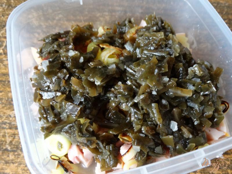 Фото приготовление рецепта: Салат с копченой курицей и морской капустой шаг №3