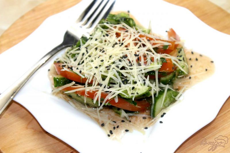 Фото приготовление рецепта: Овощной салат с пармезаном и кунжутом шаг №5