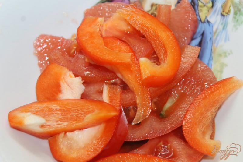 Фото приготовление рецепта: Салат с фетой и грейпфрутом шаг №4