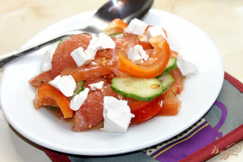 Фото приготовление рецепта: Салат с фетой и грейпфрутом шаг №6