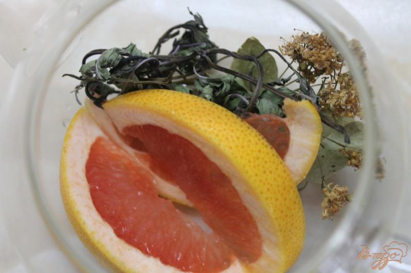 Фото приготовление рецепта: Мятно - липовый час с лаймом и грейпфрутом шаг №2