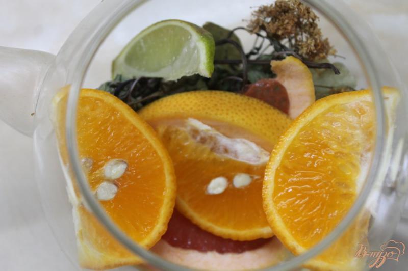 Фото приготовление рецепта: Мятно - липовый час с лаймом и грейпфрутом шаг №4