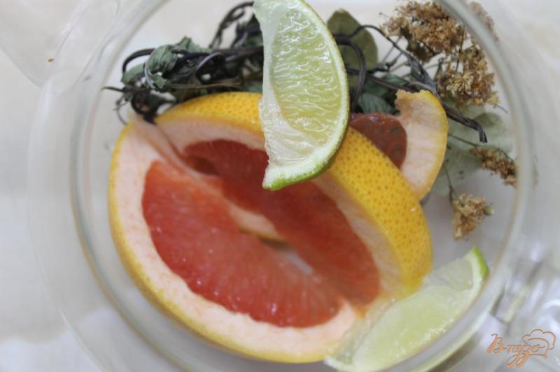 Фото приготовление рецепта: Мятно - липовый час с лаймом и грейпфрутом шаг №3