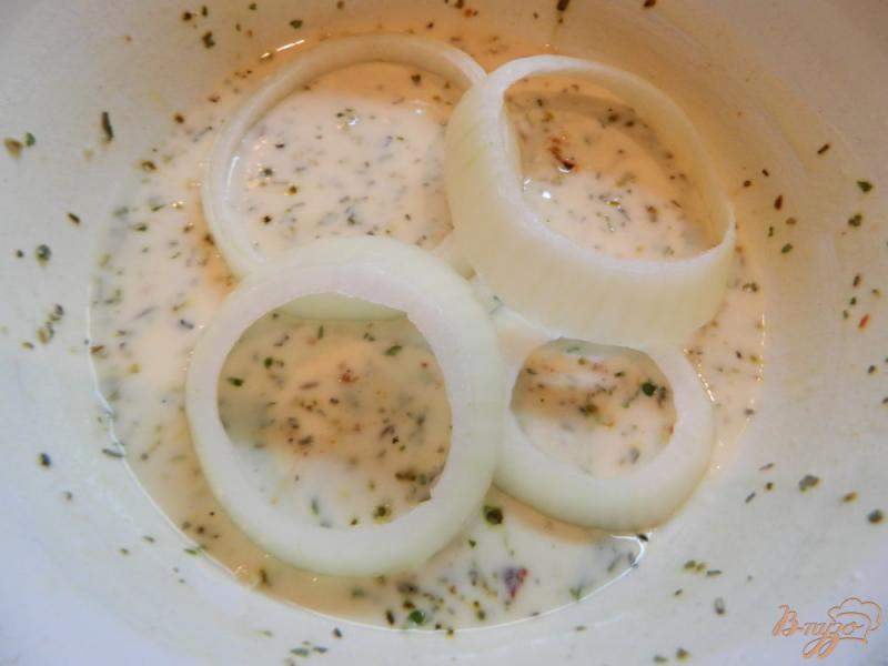 Фото приготовление рецепта: Луковые кольца в кляре с итальянскими травми шаг №3