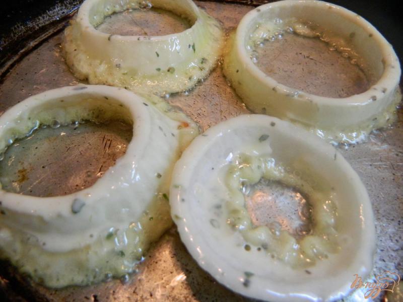 Фото приготовление рецепта: Луковые кольца в кляре с итальянскими травми шаг №4