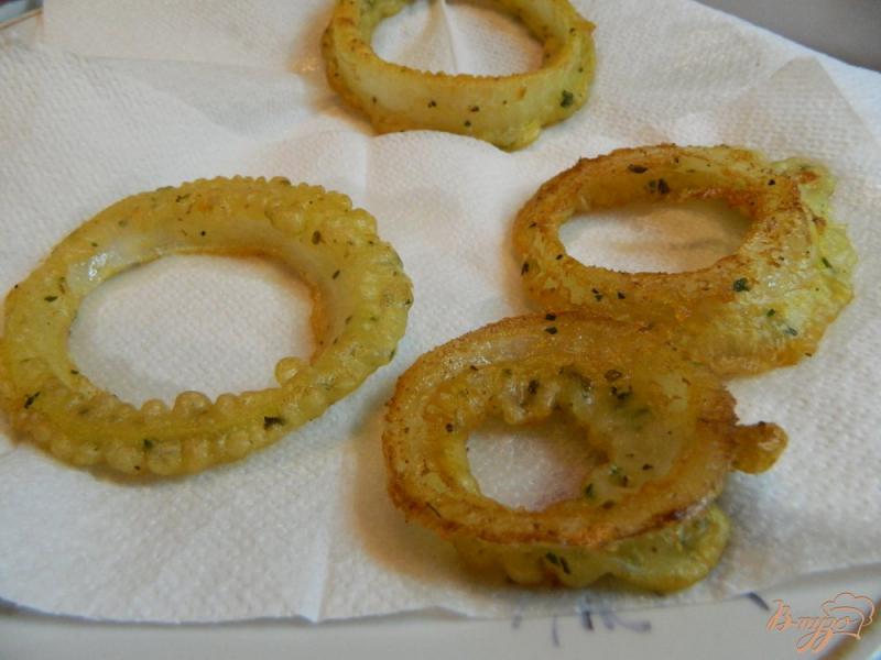 Фото приготовление рецепта: Луковые кольца в кляре с итальянскими травми шаг №5