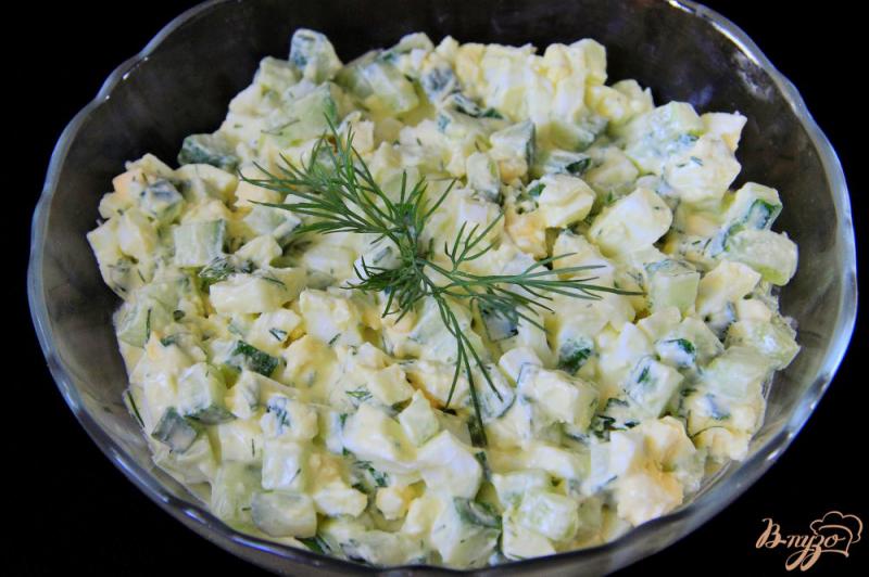 Фото приготовление рецепта: Салат со свежим огурцом, яйцами и зеленью шаг №4