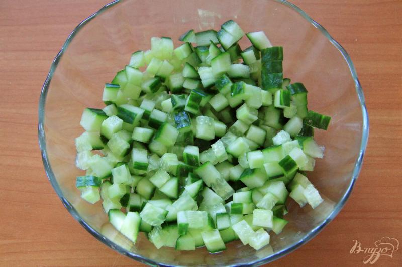 Фото приготовление рецепта: Салат со свежим огурцом, яйцами и зеленью шаг №1