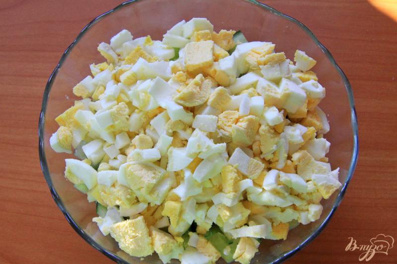 Фото приготовление рецепта: Салат со свежим огурцом, яйцами и зеленью шаг №2