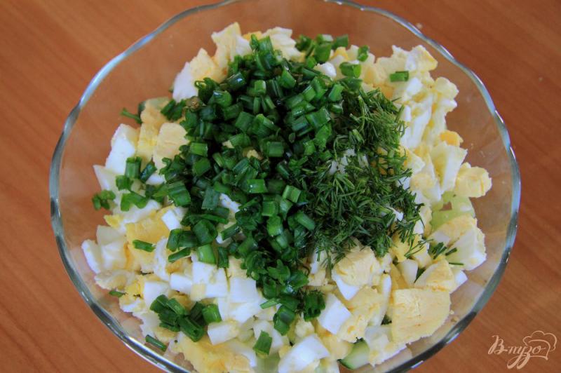 Фото приготовление рецепта: Салат со свежим огурцом, яйцами и зеленью шаг №3