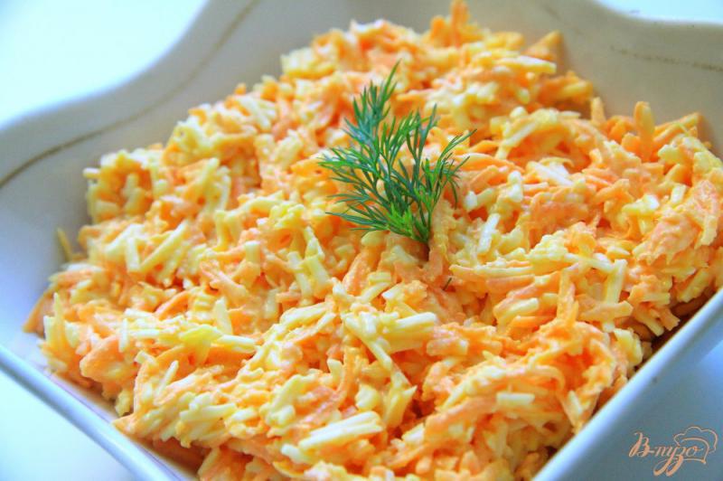 Фото приготовление рецепта: Морковный салат с сыром и чесноком шаг №4