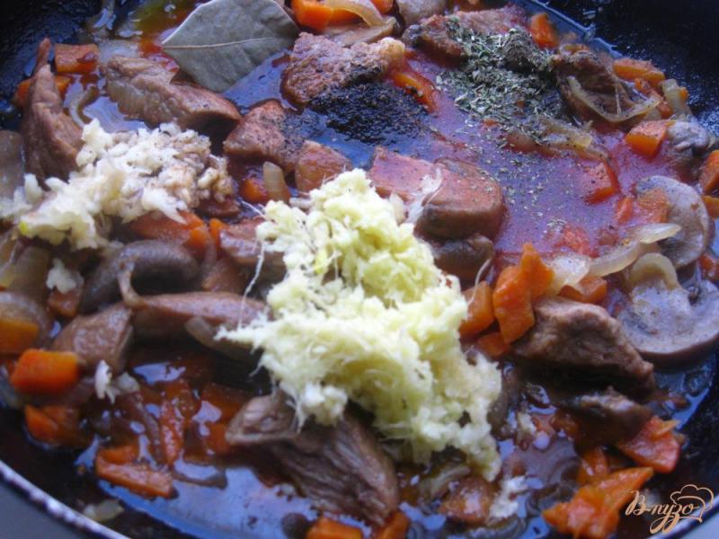 Фото приготовление рецепта: Гречневая лапша с говядиной в остром соусе шаг №13