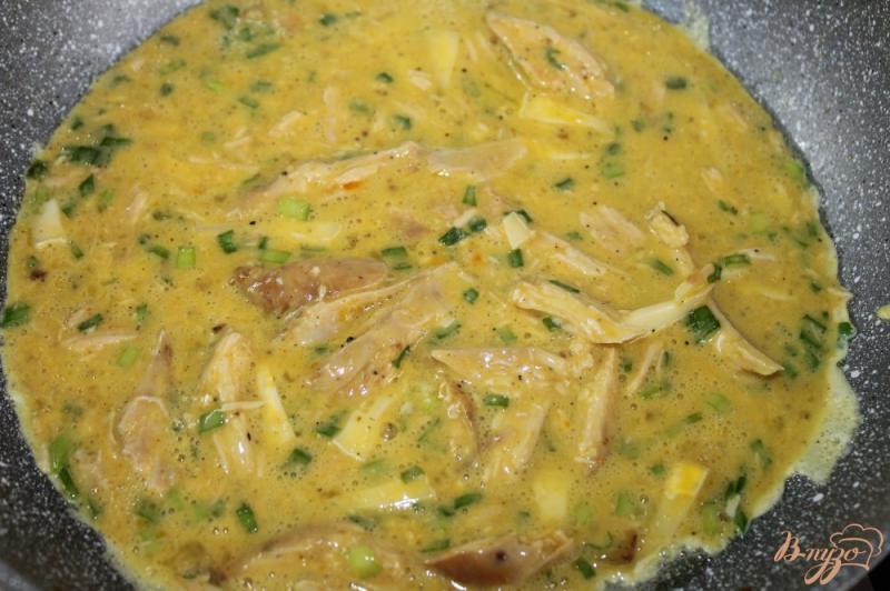 Фото приготовление рецепта: Омлет с курицей и зеленью шаг №4