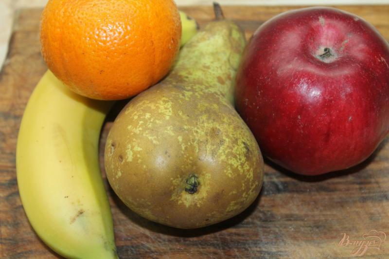 Фото приготовление рецепта: Фруктовый салат с бананом, грушей и мандаринами шаг №1