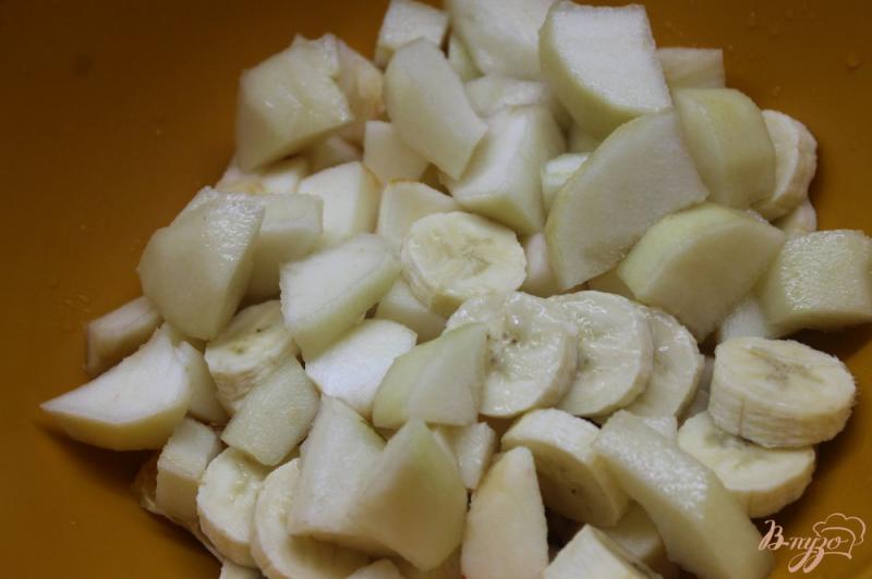 Фото приготовление рецепта: Фруктовый салат с бананом, грушей и мандаринами шаг №4