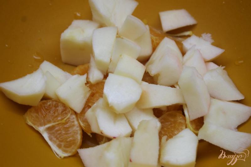 Фото приготовление рецепта: Фруктовый салат с бананом, грушей и мандаринами шаг №3
