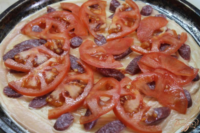 Фото приготовление рецепта: Пицца с мюнхенскими колбасками шаг №4