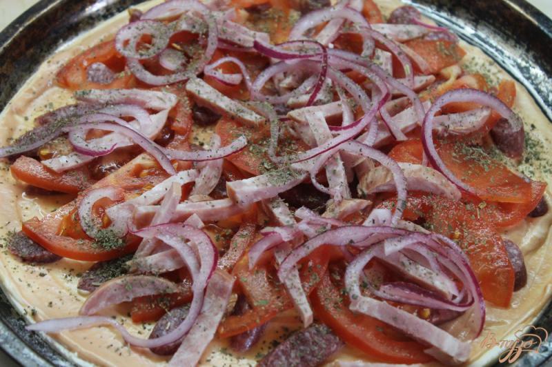 Фото приготовление рецепта: Пицца с мюнхенскими колбасками шаг №6