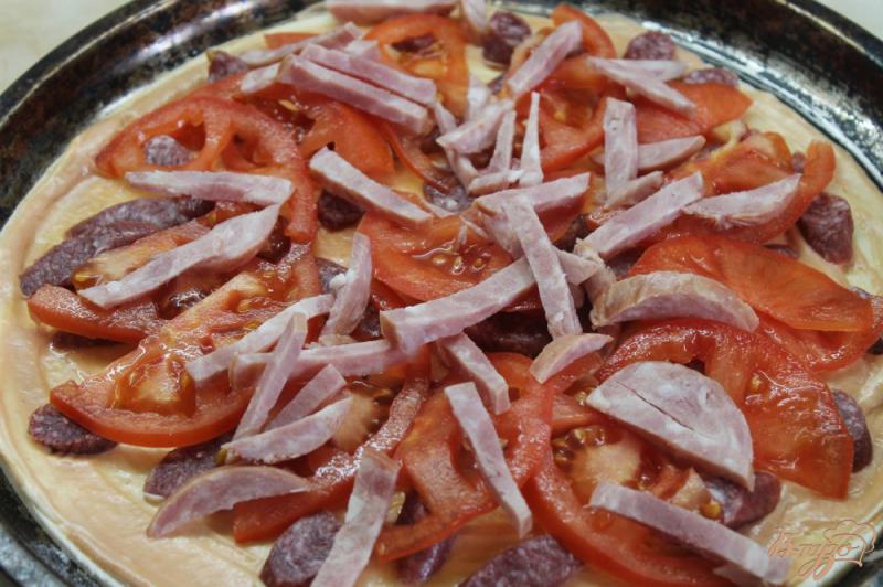 Фото приготовление рецепта: Пицца с мюнхенскими колбасками шаг №5