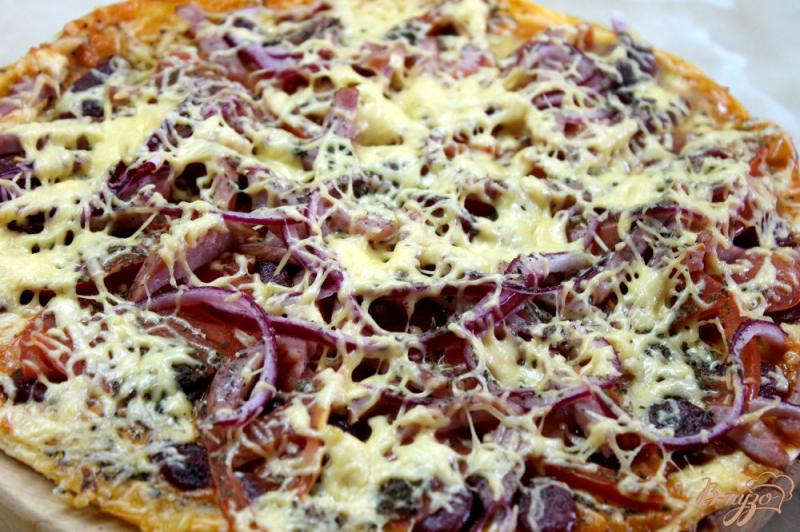 Фото приготовление рецепта: Пицца с мюнхенскими колбасками шаг №8