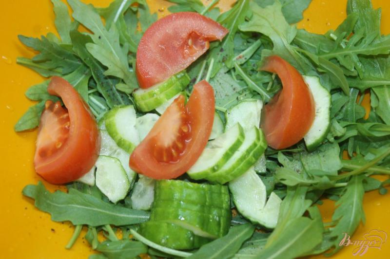 Фото приготовление рецепта: Салат с рукколой и редисом шаг №3