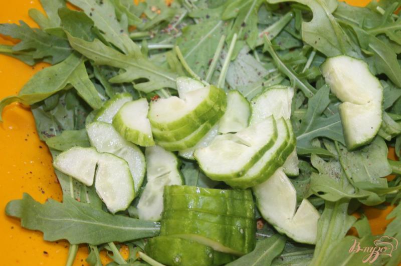 Фото приготовление рецепта: Салат с рукколой и редисом шаг №2